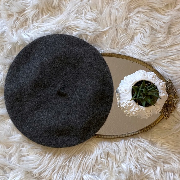 Like new dark grey 100% wool beret, one size fits most - Picture 2 of 11